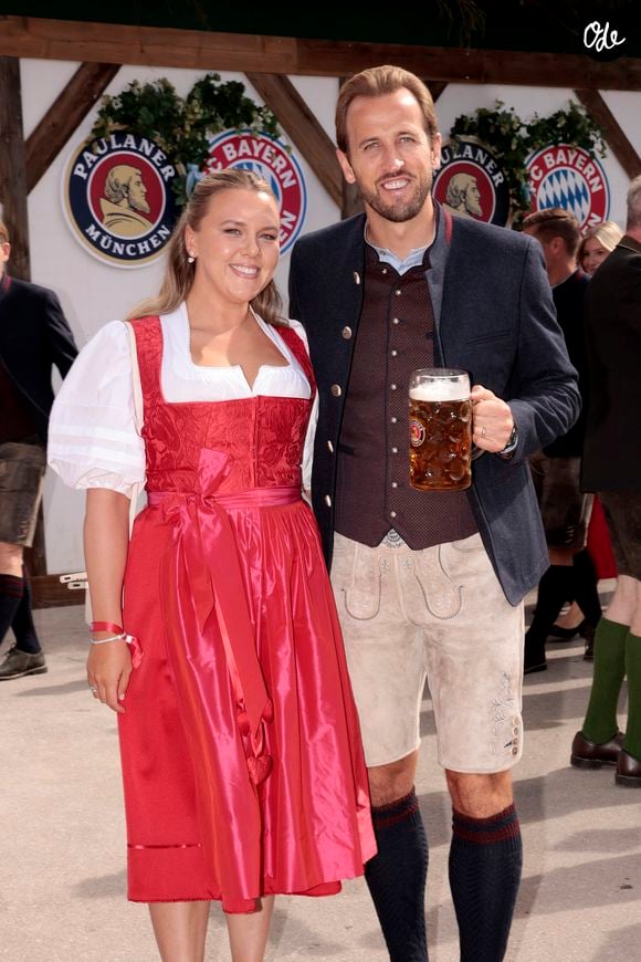 Fin 2023, la famille a emménagé dans une villa au sud de Munich, l’ancienne résidence de Lucas Hernández.

Harry Kane et sa femme Kate
Visite du FC Bayern Munich à la Wiesn 2026, dans le cadre de la 191e Oktoberfest (Wiesn / Theresienwiese / site de la fête), à la Käfer Wiesn-Schänke à Munich
Agency People Image (c) Andy Knoth