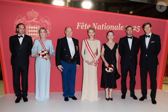 Albert II, Charlène et l’ensemble du clan Grimaldi ont offert une apparition familiale particulièrement élégante marquée par le retour du diadème de la princesse. 

Andrea Casiraghi, La princesse Caroline de Hanovre, Le prince Albert II de Monaco, La princesse Charlène de Monaco, La princesse Alexandra de Hanovre, Pierre Casiraghi et Ben Sylvester Strautmann - La famille princière de Monaco arrive au gala "Bonsoir Monte-Carlo - Grande revue - Josephine Baker" à l'opéra de Monte-Carlo à l'occasion de la fête nationale le 19 novembre 2025.

© Olivier Huitel / Pool Monaco / Bestimage