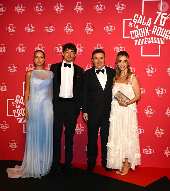 De son côté, le champion de F1 et pilote de la scuderia Ferrari portait un smoking traditionnel associant chemise à plastrons plissés, noeud papillon et costume noir.

Charles Leclerc et sa compagne Alexandra Saint Mleux, Stéphane Valeri (président-délégué de la Société des Bains de Mer) et sa femme - 76ème Bal de la Croix Rouge dans la salle des Etoiles à Monaco le 12 juillet 2025. © Bruno Bebert/Bestimage