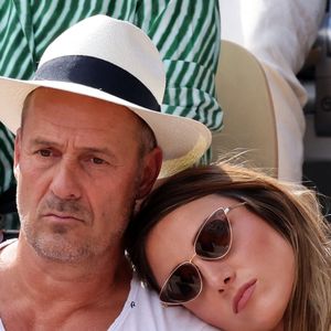 Roger Erhart et Delphine Wespiser, Miss France 2012 - Célébrités dans les tribunes des internationaux de France de Roland Garros à Paris le 31 mai 2022. © Cyril Moreau - Dominique Jacovides/Bestimage