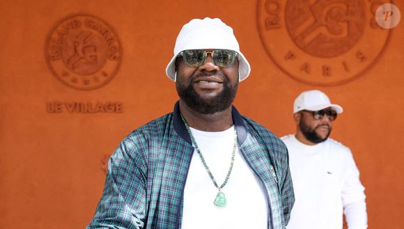 Il s'agit du rappeur Calbo, co-fondateur du groupe de rap Ärsenik dans les années 90.

Calbo lors des Internationaux de France de tennis de Roland Garros 2024 à Paris, le 7 juin 2024. 

Photo : Jacovides-Moreau / Bestimage