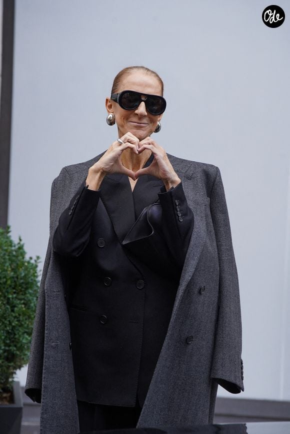 Céline Dion a été aperçue en train de quitter son hôtel pour se rendre à son concert à Paris, en France, le 16 septembre 2026. Photo : Splash News/ABACAPRESS.COM