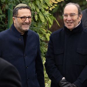 Arthur et Xavier Niel aux obsèques de Claude Berda qui ont eu lieu au cimetière de Bagneux, le 22 décembre 2025. 

© Agence / Bestimage