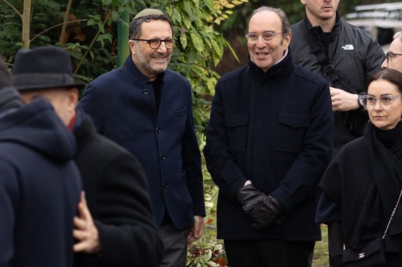 Arthur et Xavier Niel aux obsèques de Claude Berda qui ont eu lieu au cimetière de Bagneux, le 22 décembre 2025. 

© Agence / Bestimage