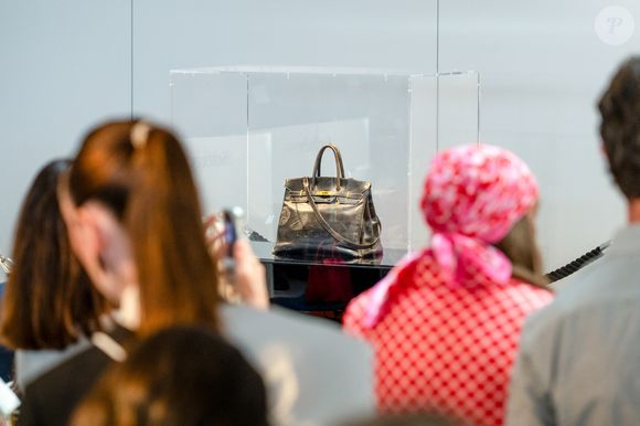 Le tout premier sac Hermès Birkin, conçu pour Jane Birkin en 1985, a été vendu aux enchères pour 8,58 millions d'euros chez Sotheby's Paris, lors de la vente aux enchères "Fashion Icons" à Paris, France, le 10 juillet 2025. Le tout premier sac Birkin d'Hermès a été vendu aux enchères: Le premier sac Hermès Birkin, ayant appartenu à la défunte actrice Jane Birkin, a été vendu aux enchères pour un prix de 8,58 millions d'euros. © Jonathan Jacob/Bestimage