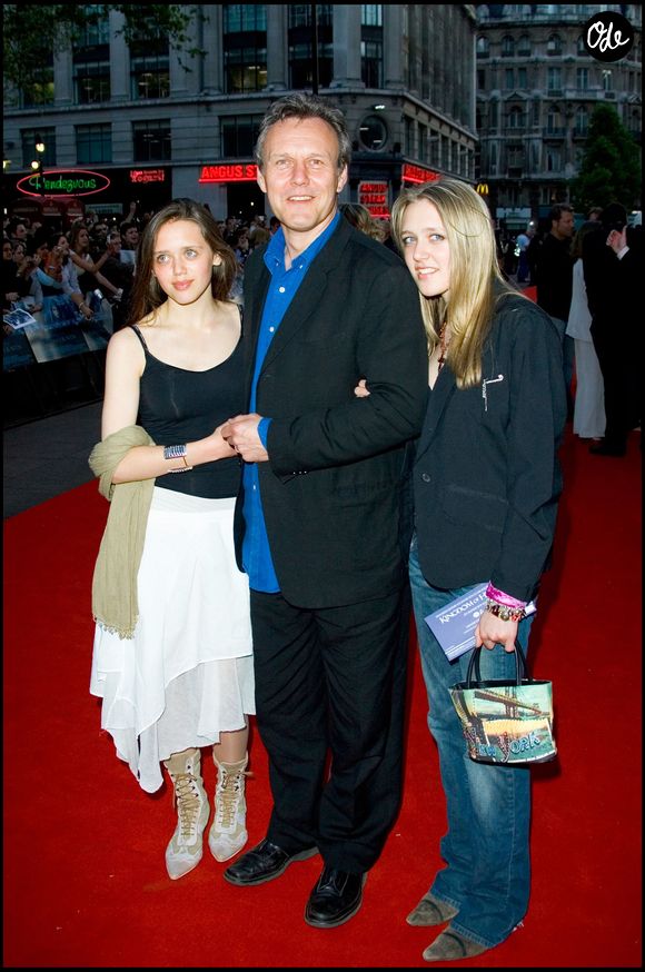 "C’est avec le cœur lourd que nous annonçons le décès de notre père extraordinaire", ont premièrement écrit Emily et Daisy

Anthony Head et ses filles - Première du film "Kingdom of Heaven" 
Crédit : GOFF / BESTIMAGE
