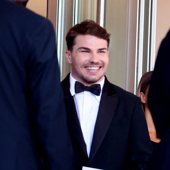 Antoine Dupont - Antoine Dupont et sa compagne Iris Mittenaere se retrouvent sur les marches  du film « Dossier 137 » lors du 78ème Festival International du Film de Cannes le 15 mai 2025.

© Jacovides / Moreau / Bestimage