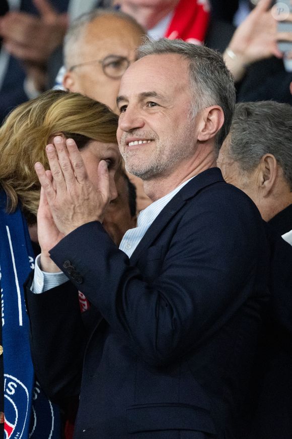 Emmanuel Grégoire, maire de Paris - Célébrités dans les tribunes du match de quart de finale aller de Ligue Des Champions 2025-2026 (LDC) "PSG - Liverpool (2-0)" au Parc des Princes à Paris le 8 avril 2026. © Cyril Moreau/Bestimage