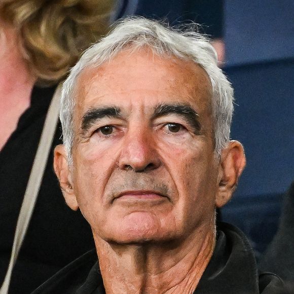 “J'ai eu une fois un problème avec Raymond Domenech”, confie Laurent Luyat

Raymond Domenech - Célébrités dans les tribunes lors du match de football de l'Equipe de France face à l'Italie au Parc des Princes à Paris le 6 Septembre 2024. 
© Matthieu Mirville/Bestimage
