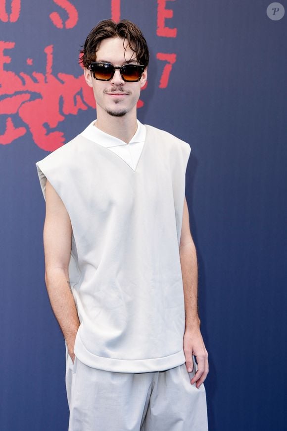 Alors qu'il présentait son documentaire "Trente" au Festival de Cannes, le youtubeur Seb a mis fin au suspense en officialisant sa rupture avec Léna Situations après six ans d'amour.

Sébastien Frit (Seb la Frite) au photocall du défilé Lacoste Collection Femme Prêt-à-Porter Automne/Hiver 2026-2027 lors de la Fashion Week de Paris (PFW) à Roland Garros, à Paris, France, le 8 mars 2026. © Olivier Borde/Bestimage