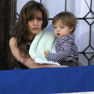 Mercredi 24 mars 2010. Angelina Jolie et son fils Knox admirent la vue depuis son balcon à Venise, en Italie. Angelina, qui est à Venise pour le tournage du prochain film "The Tourist" Photographie : © /PCN/ABACAPRESS.COM