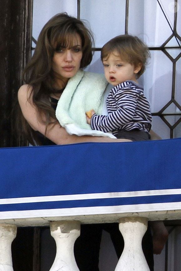 Mercredi 24 mars 2010. Angelina Jolie et son fils Knox admirent la vue depuis son balcon à Venise, en Italie. Angelina, qui est à Venise pour le tournage du prochain film "The Tourist" Photographie : © /PCN/ABACAPRESS.COM