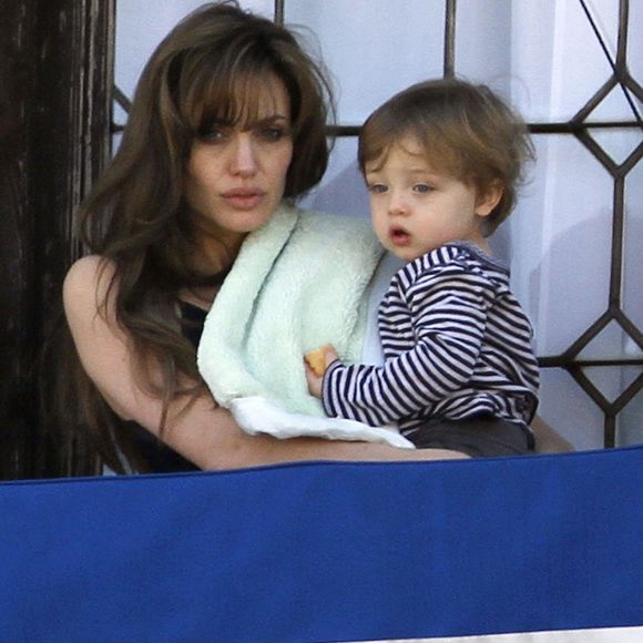 Mercredi 24 mars 2010. Angelina Jolie et son fils Knox admirent la vue depuis son balcon à Venise, en Italie. Angelina, qui est à Venise pour le tournage du prochain film "The Tourist" Photographie : © /PCN/ABACAPRESS.COM