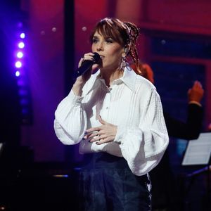 Après l'annulation de ses derniers concerts à Lyon et Clermont-Ferrand, 

Zaz lors de l'enregistrement de l'émission "Serge Lama, le dernier rappel" présentée par F. Bollaert, diffusée le vendredi 21 novembre 2025 sur France 3 à 21h10, au théâtre Marigny à Paris, France, le 29 avril 2025. © Clovis-Moreau/Bestimage