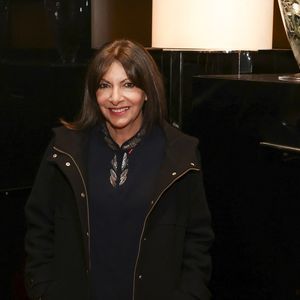 Anne Hidalgo, en backstage de l’émission "La grande soirée du 31 décembre de Paris" diffusée sur France 2 sur les Champs-Elysées à Paris, France, le 31 décembre 2024.  © Clovis-Tribeca/Bestimage