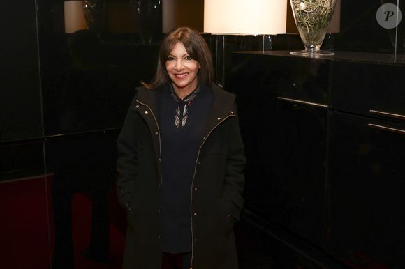Anne Hidalgo, en backstage de l’émission "La grande soirée du 31 décembre de Paris" diffusée sur France 2 sur les Champs-Elysées à Paris, France, le 31 décembre 2024.  © Clovis-Tribeca/Bestimage