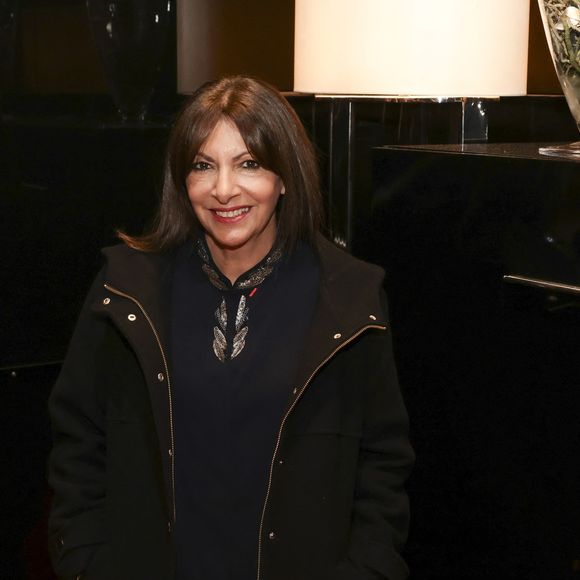 Anne Hidalgo, en backstage de l’émission "La grande soirée du 31 décembre de Paris" diffusée sur France 2 sur les Champs-Elysées à Paris, France, le 31 décembre 2024.  © Clovis-Tribeca/Bestimage