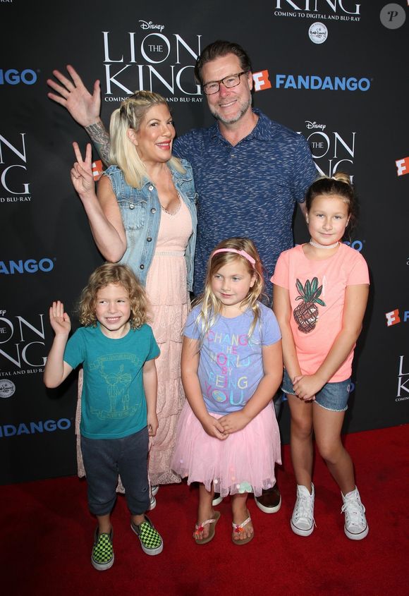 Selon les journalistes de "Fox News", l'actrice et son ex-mari, Dean McDermott, doivent environ 1,7 millions de dollars aux impôts.

 Tori Spelling, Dean McDermott et leurs enfants Finn Davey, Hattie Margaret, et Stella Doreen à Los Angeles, le 5 août 2017.

Photo : Bestimage