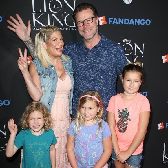 Selon les journalistes de "Fox News", l'actrice et son ex-mari, Dean McDermott, doivent environ 1,7 millions de dollars aux impôts.

 Tori Spelling, Dean McDermott et leurs enfants Finn Davey, Hattie Margaret, et Stella Doreen à Los Angeles, le 5 août 2017.

Photo : Bestimage