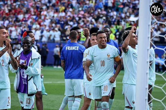 Célébration de l'équipe de France après avoir remporté la victoire. Kylian Mbappe