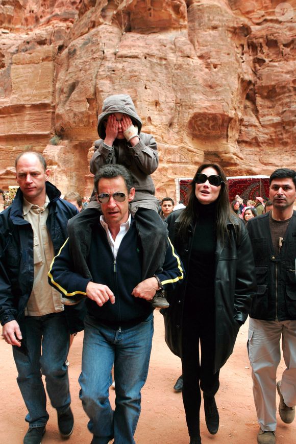 Nicolas Sarkozy, Carla Bruni, et Aurélien Enthoven à la cité antique de Petra, en Jordanie, le 5 janvier 2008.

Photo : Ammar Abd Rabbo / ABACAPRESS.COM