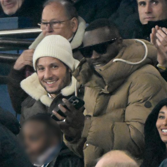 Dans les tribunes, l'artiste qui a participé à la cérémonie de réouverture de Notre-Dame le 7 décembre dernier a retrouvé le chanteur Gims accompagné par sa femme DemDem.

Louis Garrel, Vianney, Gims et sa femme DemDem, Jérôme Rothen dans les tribunes du match de Ligue 1 McDonald's opposant le Paris Saint-Germain (PSG) à Lyon (3-1) au Parc des Princes à Paris le 15 décembre 2024.