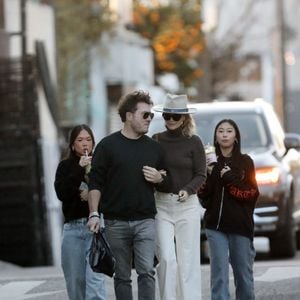 Il s'agit d'un restaurateur nommé Frédéric Suant et ensemble, ils apparaissent plus complices que jamais

Exclusif - Laeticia Hallyday est allée déjeuner avec son nouveau compagnon Frédéric et ses filles Jade et Joy à Venice le 17 janvier 2025
©Agence / Bestimage