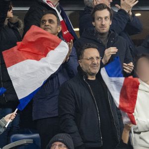 Arthur et son fils Aaron - Célébrités dans les tribunes du quart de finale de la Ligue des Nations de l'UEFA 2025 "France - Croatie (2-0 / tab 5-4)" au Stade de France à Saint-Denis le 23 mars 2025. © Cyril Moreau/Bestimage