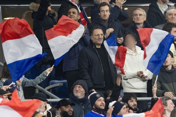 Arthur et son fils Aaron - Célébrités dans les tribunes du quart de finale de la Ligue des Nations de l'UEFA 2025 "France - Croatie (2-0 / tab 5-4)" au Stade de France à Saint-Denis le 23 mars 2025. © Cyril Moreau/Bestimage