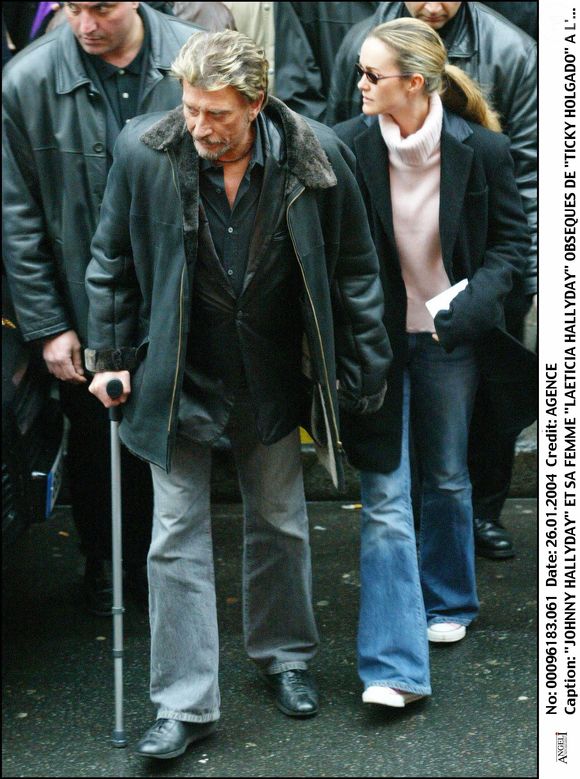 Johnny et Laeticia Hallyday lors des obsèques de Ticky Holgado en l'église Saint-Roch à Paris en 2004