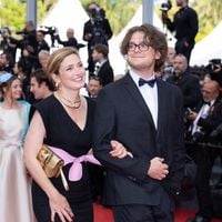 Cannes en famille, Julie Gayet rayonne avec son fils Ezéchiel, sosie de son père qui est loin d’être un inconnu !