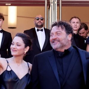 Celle qui est aussi la maman de Louise semble décidément très entourée par sa famille puisque son ex-compagnon, Guillaume Canet, a lui aussi pris grand soin d’elle lors du tournage du film "Karma"

Marcel Canet, Marion Cotillard, Denis Ménochet, Guillaume Canet - Montée des marches du film " Karma " lors du 79ème Festival International du Film de Cannes, le 15 mai 2026. © Jacovides-Moreau / Bestimage