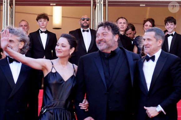 Celle qui est aussi la maman de Louise semble décidément très entourée par sa famille puisque son ex-compagnon, Guillaume Canet, a lui aussi pris grand soin d’elle lors du tournage du film "Karma"

Marcel Canet, Marion Cotillard, Denis Ménochet, Guillaume Canet - Montée des marches du film " Karma " lors du 79ème Festival International du Film de Cannes, le 15 mai 2026. © Jacovides-Moreau / Bestimage