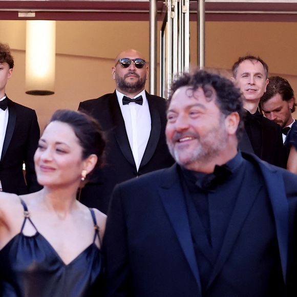 Celle qui est aussi la maman de Louise semble décidément très entourée par sa famille puisque son ex-compagnon, Guillaume Canet, a lui aussi pris grand soin d’elle lors du tournage du film "Karma"

Marcel Canet, Marion Cotillard, Denis Ménochet, Guillaume Canet - Montée des marches du film " Karma " lors du 79ème Festival International du Film de Cannes, le 15 mai 2026. © Jacovides-Moreau / Bestimage