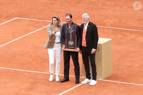 Rafael Nadal avec Amélie Mauresmo (Directrice du Tournoi) et Gilles Moretton (Président de la Fédération Française de Tennis) - Hommage à Rafael Nadal et à ses 14 victoires sur la terre battue de Roland Garros lors des Internationaux de France de Tennis de Roland Garros 2025 - Jour 01 à Paris le 25 Mai 2025. 

© Bertrand Rindoff / Bestimage