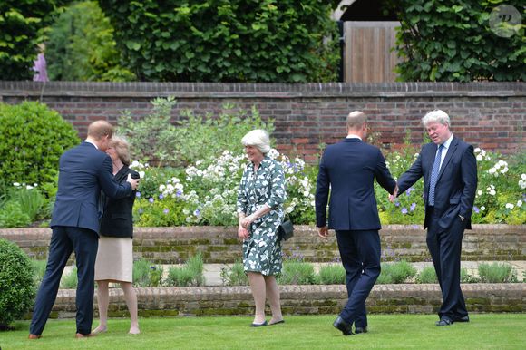 Le prince William, duc de Cambridge, et son frère Le prince Harry, duc de Sussex, se retrouvent à l'inauguration de la statue de leur mère, la princesse Diana dans les jardins de Kensington Palace à Londres, le 1er juillet 2021. Ce jour-là, la princesse Diana aurait fêté son 60 ème anniversaire. 

PA Photo/ Bestimage