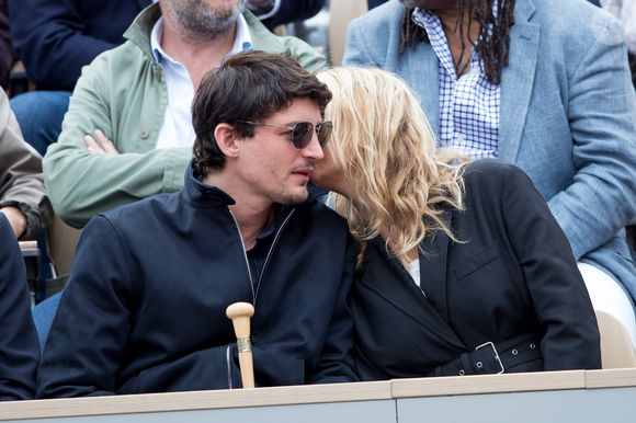 Virginie Efira et son compagnon Niels Schneider dans les tribunes des internationaux de France de tennis de Roland Garros à Paris, France, le 8 juin 2019. © Jacovides / Moreau/Bestimage