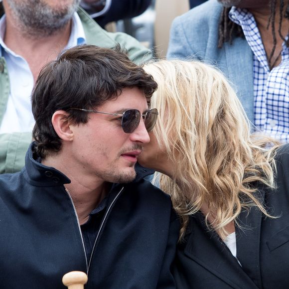 Virginie Efira et son compagnon Niels Schneider dans les tribunes des internationaux de France de tennis de Roland Garros à Paris, France, le 8 juin 2019. © Jacovides / Moreau/Bestimage