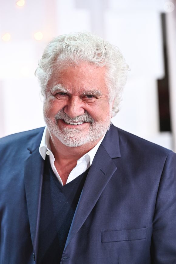 À 76 ans, l’humoriste a décidé de faire ses adieux à son public fidèle.

Roland Magdane - Enregistrement de l'émission "Vivement Dimanche" au Studio Gabriel, présentée par M.Drucker et diffusée sur France 3 le 24 septembre
© Guillaume Gaffiot / Bestimage