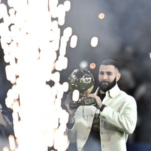 Karim Benzema présente son Ballon d'Or aux supporters lyonnais à la mi-temps du match OL-Nice au Groupama Stadium de Décines-Charpieu, France, le 11 novembre 2022. © Frédéric Chambert/Panoramic/Bestimage