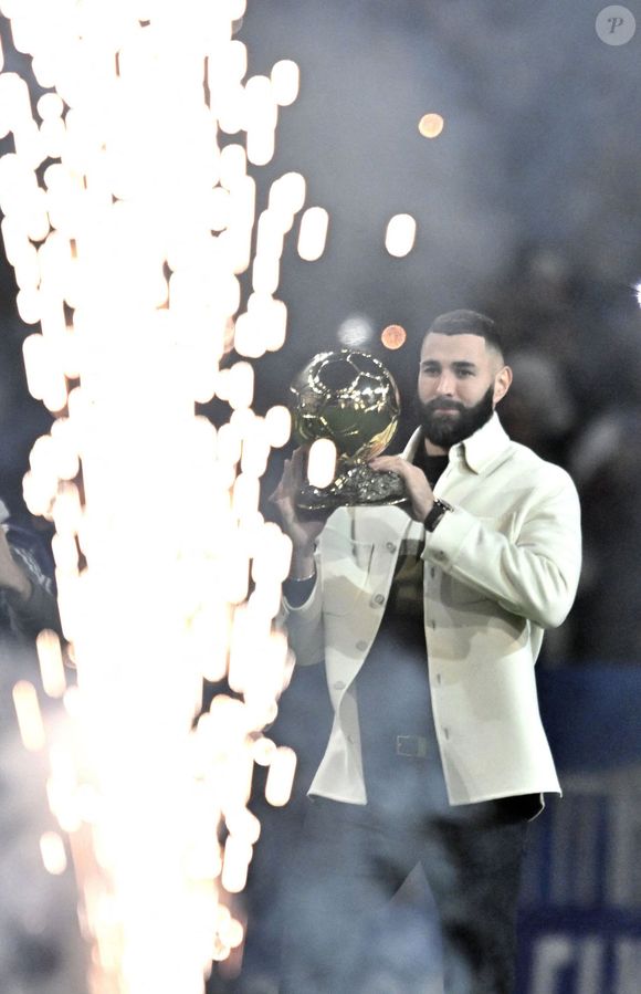 Karim Benzema présente son Ballon d'Or aux supporters lyonnais à la mi-temps du match OL-Nice au Groupama Stadium de Décines-Charpieu, France, le 11 novembre 2022. © Frédéric Chambert/Panoramic/Bestimage