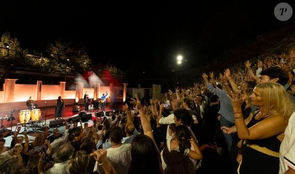 Exclusif - M (Matthieu Chedid) accompagné de sa soeur Anna et de son frère Joseph en concert inédit et unique, en acoustique au Théâtre de Verdure lors de l'ouverture de la 41ème édition du Festival de Ramatuelle le 1er aout 2025. Une soirée privilégiée, où sa voix et ses guitares résonnent en toute proximité avec le public. Un moment suspendu, hors du temps, porté par la poésie de son univers et la magie du lieu. © Cyril Bruneau / Festival de Ramatuelle / Bestimage