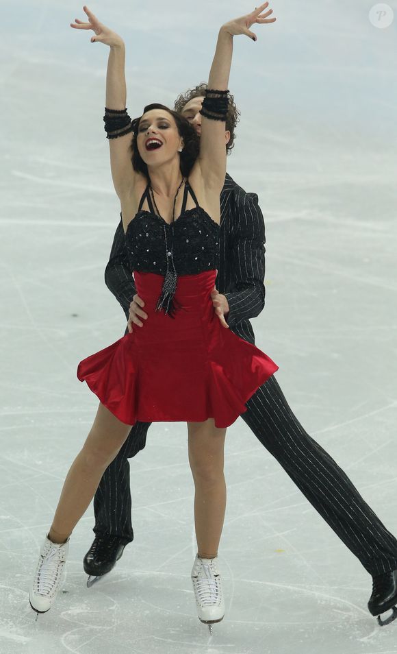Le couple de patineurs français Nathalie Pechalat et Fabian Bourzat lors de leur programme court de danse en patinage artistique au Iceberg Skating Palace pendant les Jeux Olympiques d'Hiver de Sotchi, le 16 février 2014.
