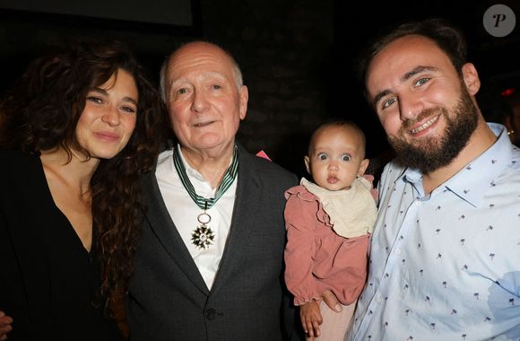 Exclusif - guest, Claude Lemesle, son fils Christopher avec sa fille - Claude Lemesle reçoit la cravate des arts et des lettres des mains de G. Davoust lors de son concert au Café de la Gare à l'occasion de son 80ème anniversaire à Paris le 12 octobre 2025. Claude Lemesle est l'un des plus grands auteurs de chansons françaises de tous les temps. Pas moins d'une centaine des innombrables chansons qu'il a écrites sont devenues des classiques.
© Coadic Guirec/Bestimage