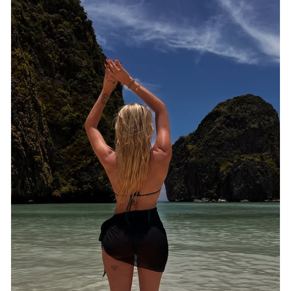 Kelly Vedovelli en vacances à l'autre bout du monde.