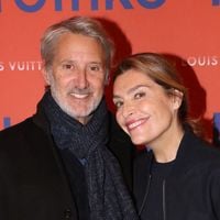 "Elle ne se laisse pas faire" : Antoine de Caunes marié à Daphné Roulier, une femme de poigne qu’il évoque comme jamais