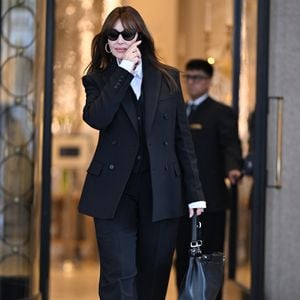 Monica Bellucci à la sortie de son hôtel lors de la Fashion Week de Milan (MLFW), le 25 février 2026.
© Yehiel Chekroune/Bestimage
