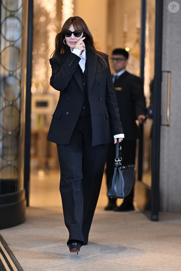 Monica Bellucci à la sortie de son hôtel lors de la Fashion Week de Milan (MLFW), le 25 février 2026.
© Yehiel Chekroune/Bestimage