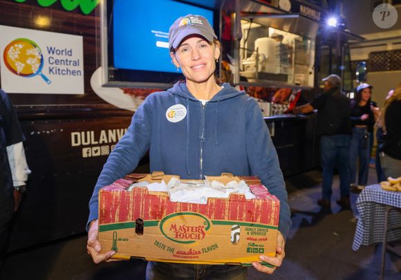 10 janvier 2025, Altadena, Californie, États-Unis : Jennifer Garner, 52 ans, star de cinéma d’Emotional America, se porte volontaire pour aider les victimes de l’incendie d’Eaton. © Amy Katz/ZUMA Press Wire