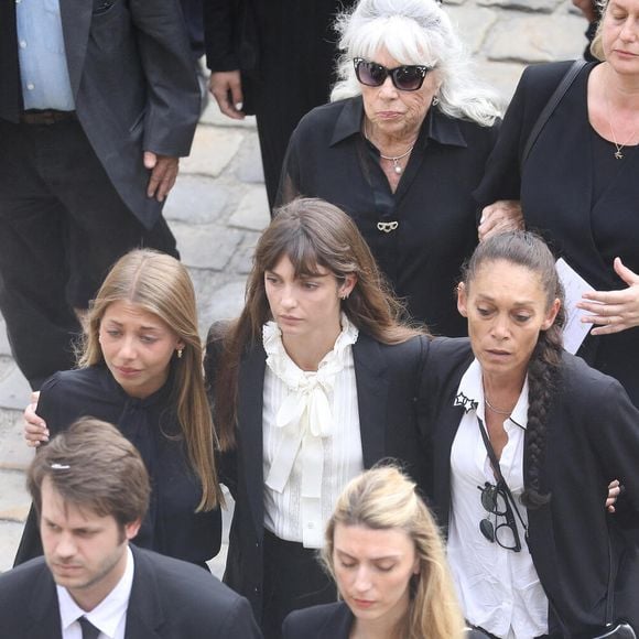 Victor, Alessandro avec sa compagne Meline, Stella, Annabelle, Elodie Constantin et Luana lors de la cérémonie d’hommage national à Jean-Paul Belmondo à l’Hôtel des Invalides à Paris, France, le 9 septembre 2021. © Dominique Jacovides/Bestimage